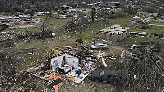 Escombros esparcidos alrededor de las casas dañadas por el tornado, el domingo 26 de marzo de 2023, en Rolling Fork, Misisipi.
