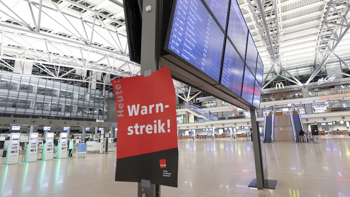 Üres várócsarnok Németországban a sztrájkra figyelmeztető felirattal.