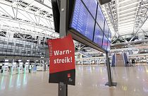 "Attenzione, sciopero!" si legge su un cartello all'aeroporto di Amburgo, Germania