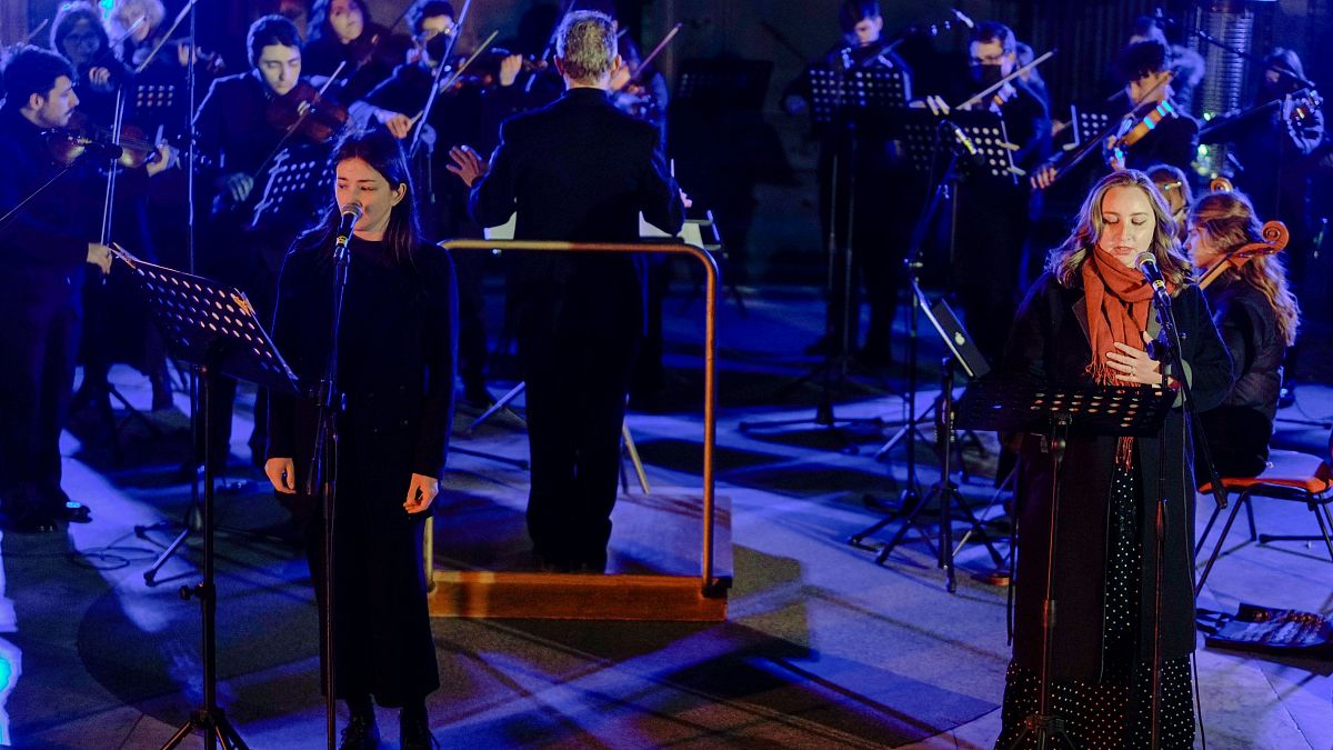  السوبرانو الأوكرانية صوفيا تشيكا خلال حفل موسيقي من أجل السلام في أوكرانيا