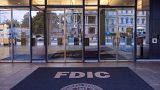 A szövetségi betétbiztosítási szervezet, a Federal Deposit Insurance Corporation (FDIC) washingtoni székházának bejárata 2023. március 13-án. 