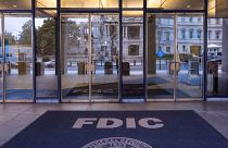 A szövetségi betétbiztosítási szervezet, a Federal Deposit Insurance Corporation (FDIC) washingtoni székházának bejárata 2023. március 13-án. 
