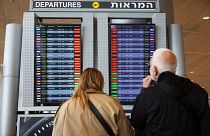Pasajeros miran el monitor que muestra los vuelos retrasados en el aeropuerto Ben Gurion, cerca de Tel Aviv, Israel, el lunes 27 de marzo de 2023.