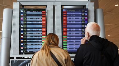 Pasajeros miran el monitor que muestra los vuelos retrasados en el aeropuerto Ben Gurion, cerca de Tel Aviv, Israel, el lunes 27 de marzo de 2023.