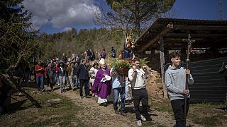 Katalonya'nın dağ köylerinden L'Espunyola'da kuraklıktan yakınan köylüler "yağmur duasına" çıktı