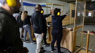 مدرّب على استخدام أسلحة فردية في حلبة رماية في مستوطنة في الضفة الغربية المحتلة في 12 شباط/فبراير 2023