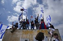 Tüntetők az izraeli parlament előtt 2023. március 27-én