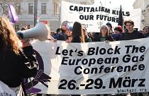 Tüntetés az európai gázkonferencia ellen Bécsben