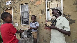 Au Zimbabwe, la radio est la source d'information préférée du peuple
