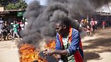 Manifestante em frente a uma barricada em Nairobi