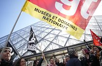 tüntetők a Louvre-nál