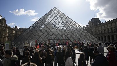 المحتجون أمام متحف اللوفر في باريس