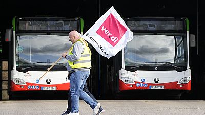 Des travailleurs en grève à Gelsenkirchen (Allemagne), lundi 27 mars 2023.