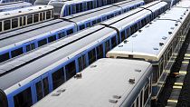 Trenes de metro aparcados durante una huelga nacional de transporte público en Múnich, Alemania, lunes 27 de marzo de 2023.