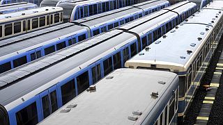 Trenes de metro aparcados durante una huelga nacional de transporte público en Múnich, Alemania, lunes 27 de marzo de 2023.