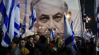 إسرائيليون يحتجون على خطط حكومة رئيس الوزراء بنيامين نتنياهو لإصلاح النظام القضائي الإسرائيلي ، في تل أبيب ، إسرائيل، 18 مارس/آذار 2023.