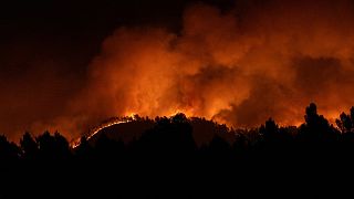 Un feu de forêt brûle dans les collines près de Villanueva de Viver, en Espagne, le 24 mars 2023.