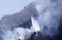 Ein Hubschrauber im Einsatz gegen den Waldbrand in Montanejos, Castellon de la Plana, Spanien, 26. März 2023