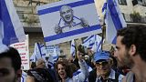 Израильтяне протестуют против плана премьер-министра Биньямина Нетаньяху по реорганизации судебной системы возле его резиденции в Иерусалиме, понедельник, 27 марта 2023 года.