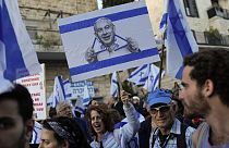 Израильтяне протестуют против плана премьер-министра Биньямина Нетаньяху по реорганизации судебной системы возле его резиденции в Иерусалиме, понедельник, 27 марта 2023 года.