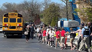 Des enfants évacués de l'école "Covenant School" à Nashville (27/03/2023)