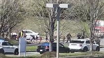 Agentes de policía evacúan a niños en el tiroteo enla escuela  The Covenant School en Nashville, Estados Unidos