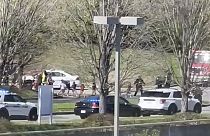 Agentes de policía evacúan a niños en el tiroteo enla escuela  The Covenant School en Nashville, Estados Unidos