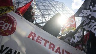 Einen Tag vor dem neuen Massenprotest wurde das Pariser Louvre blockiert.