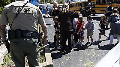 Kisgyerekeket menekítenek ki az iskolából a támadás után