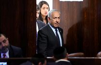 Benjámin Netanjahu a jeruzsálemi parlament ülésére érkezik 2023. március 27-én.