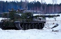 تانک چلنجر ۲ بریتانیا در مانورهای نظامی کمپ زمستانی ۲۳ در نزدیکی تاپا، استونی، یکشنبه، ۵ فوریه ۲۰۲۳ حرکت می‌کند.