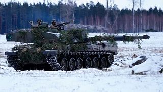 تانک چلنجر ۲ بریتانیا در مانورهای نظامی کمپ زمستانی ۲۳ در نزدیکی تاپا، استونی، یکشنبه، ۵ فوریه ۲۰۲۳ حرکت می‌کند.