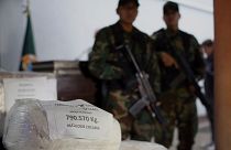 Peru'da daha önceki operasyonlarda ele geçirilen kokain basına sergilenmişti