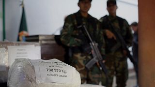 Peru'da daha önceki operasyonlarda ele geçirilen kokain basına sergilenmişti