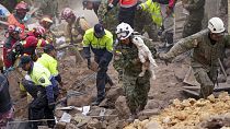 Por el momento, el reporte de la Secretaría Nacional de Riesgos afirma que los equipos de rescate han salvado a 32 personas y que hay medio millar de afectados.