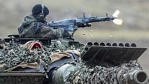 Soldado dispara em treino com tanque Leopard 2, na Alemanha