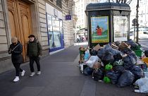 القمامة مكدسة على جانب أحد شوارع باريس يوم الإثنين 28 مارس