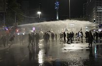 Polícia israelita dispersa manifestantes com canhões de água