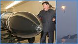 Kim Dzsong Un egy robbanófejjel az észak-koreai hírügynökség, a KCNA által kiadott fotón / Észak-koreai rakétakísérlet
