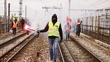 Протестующие сотрудники SNCF перекрыли железнодорожные пути в знак протеста. Париж, Франция. 28 марта 2023.