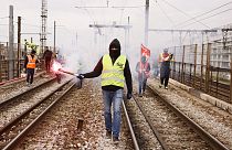 Протестующие сотрудники SNCF перекрыли железнодорожные пути в знак протеста. Париж, Франция. 28 марта 2023.