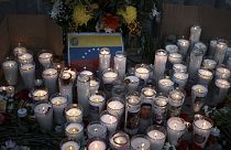 Des bougies en hommage aux migrants morts dans un centre de détention à Juarez, Mexique, le 28 mars 2023