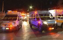 Imagen tomada de un video que muestra ambulancias y personal de equipos de rescate afuera de un centro de inmigración en Ciudad Juárez, México, martes 28 de marzo de 2023.