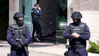 Des policiers se tiennent à l'entrée d'un centre musulman ismaélien à Lisbonne, au Portugal, le mardi 28 mars 2023.