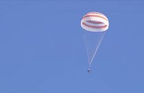 المركبة الفضائية سويوز إم إس -٢٢ غير المأهولة وهي تهبط في منطقة نائية بالقرب من مدينة جيزكازغان، كازاخستان 28/03/2023