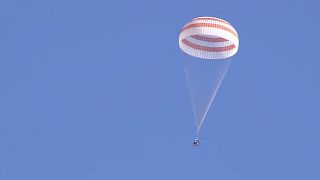 المركبة الفضائية سويوز إم إس -٢٢ غير المأهولة وهي تهبط في منطقة نائية بالقرب من مدينة جيزكازغان، كازاخستان 28/03/2023