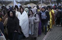 أوكرانيون ينتظرون في طابور بعد الفرار من أوكرانيا ووصولهم إلى المعبر الحدودي في ميديكا، بولندا 7 مارس 2022.