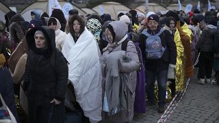 أوكرانيون ينتظرون في طابور بعد الفرار من أوكرانيا ووصولهم إلى المعبر الحدودي في ميديكا، بولندا 7 مارس 2022.