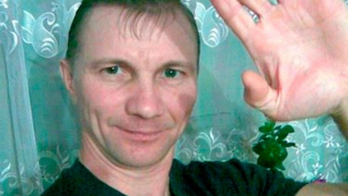 Alexeï Moskaliov perd la garde de sa fille et a été condamné à deux ans de prison à cause d'un dessin critiquant la guerre en Ukraine.