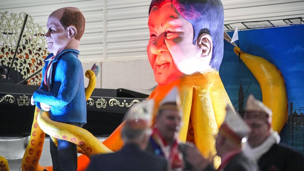 Boneco insuflável de Carnaval representa o chanceler alemão Olaf Scholz nos tentáculos do líder chinês Xi Jinping